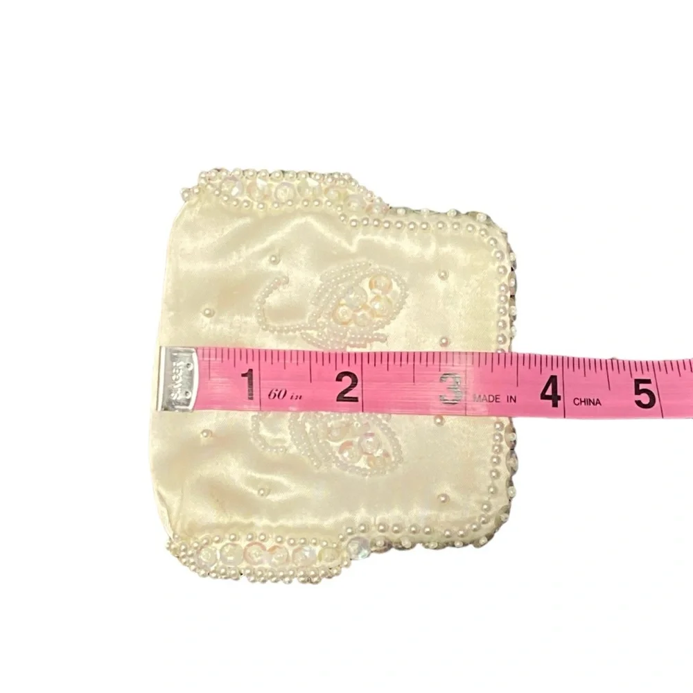 Vintage white satin beaded coin purse. UC.